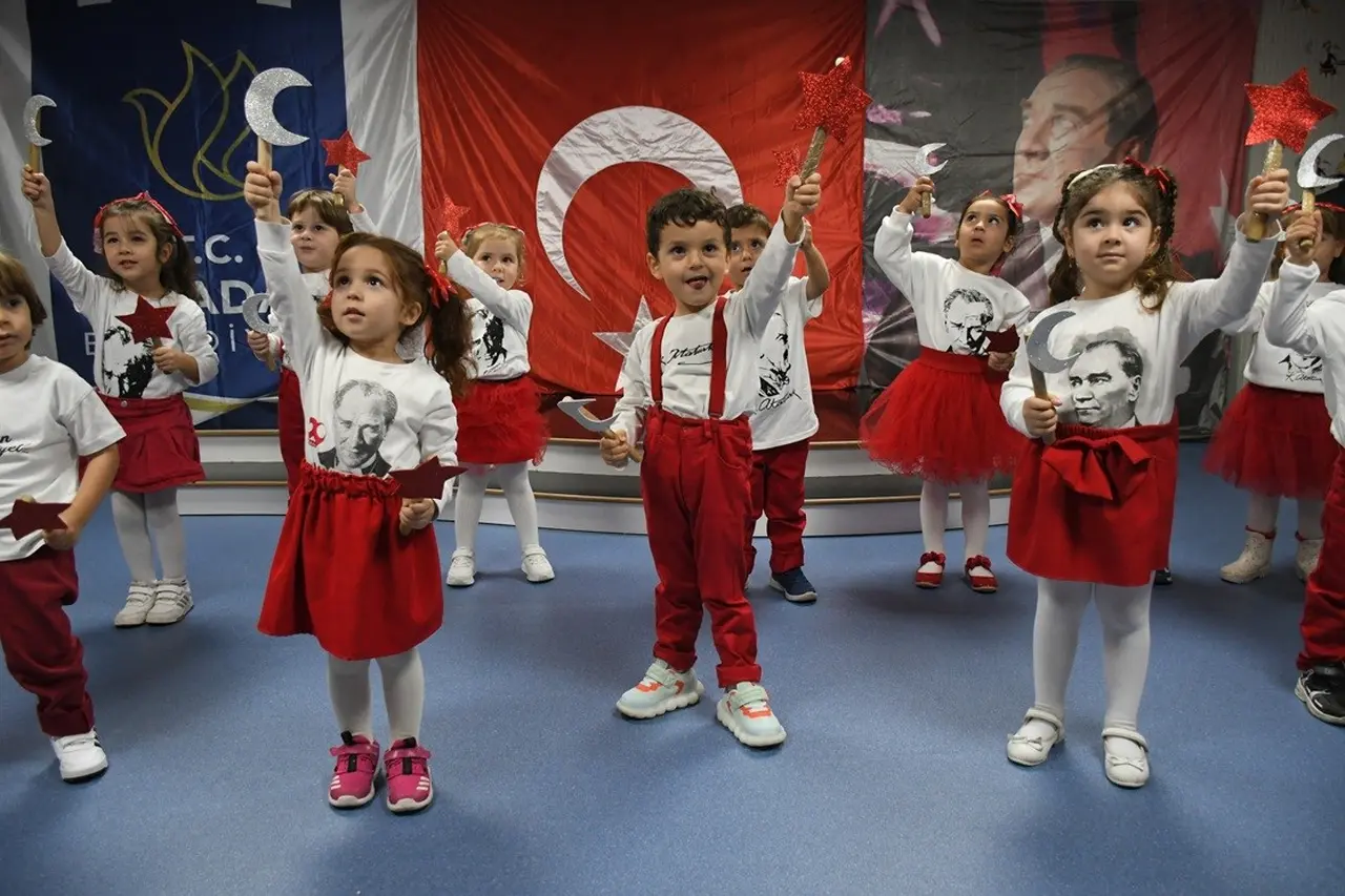 Kuşadası’nda minikler Cumhuriyet Bayramı’nı coşkuyla kutladı