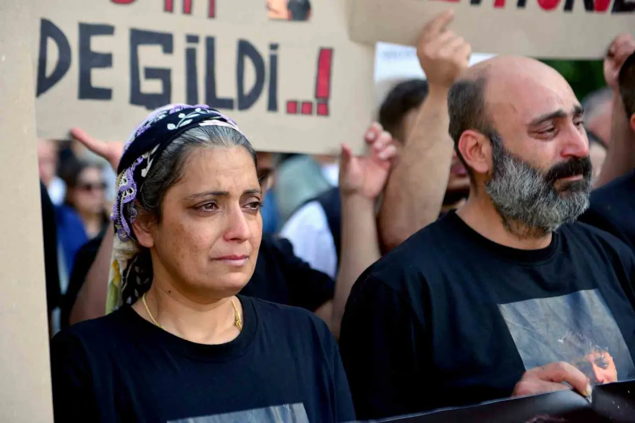 Adana’da 2 gencin ölümüne neden olan sürücünün tahliyesi protesto edildi
