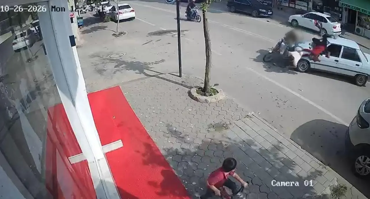 Motosikletteki çift otomobille çarpıştı: 2 yaralı