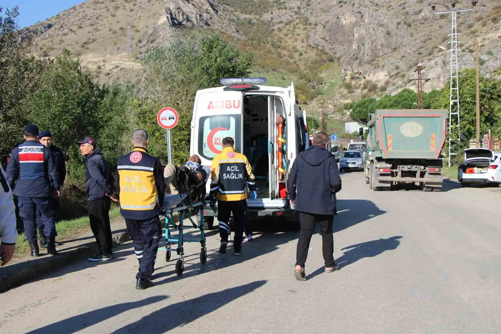 Amasya’da minibüs dereye uçtu: 9 yaralı