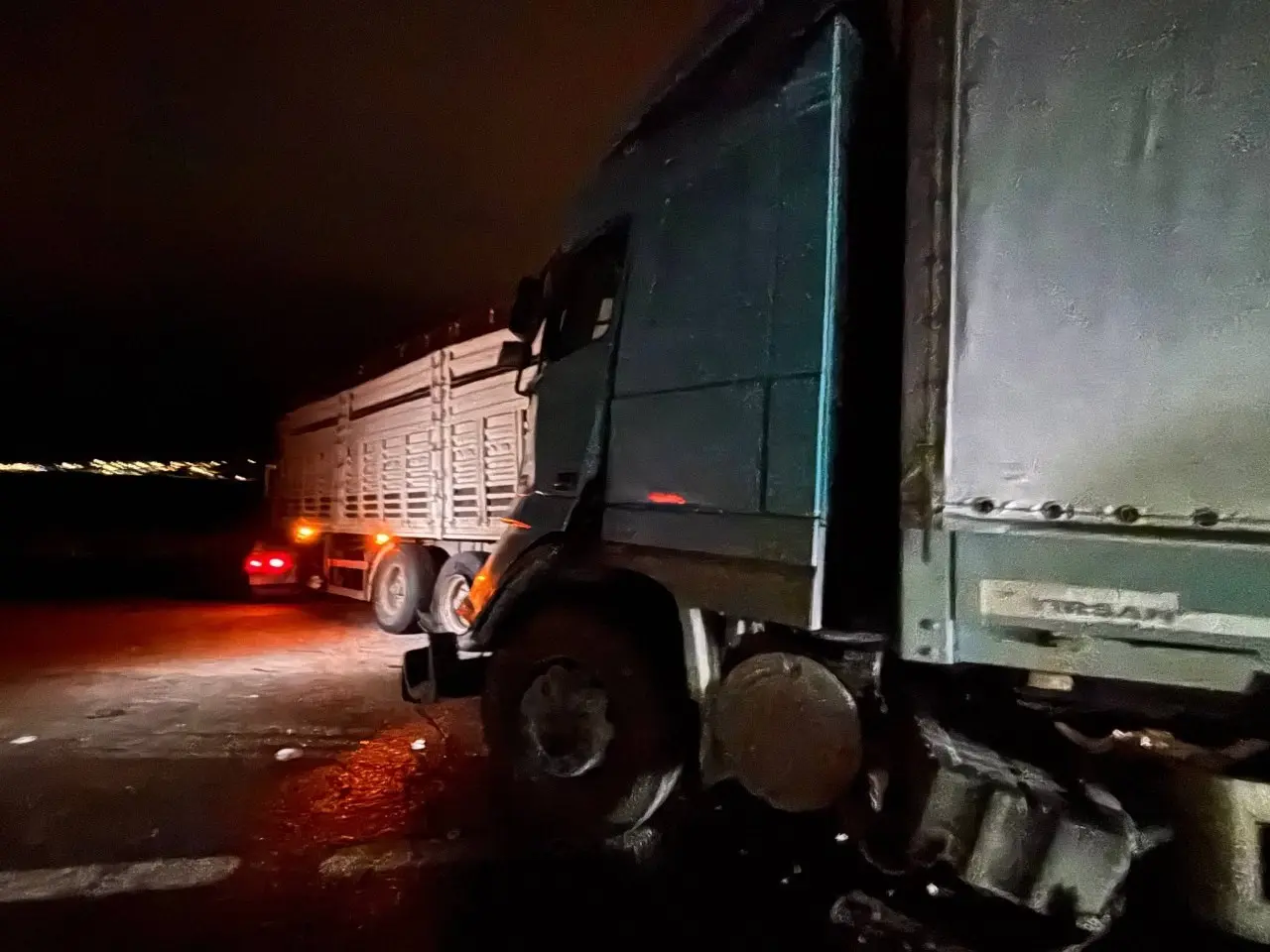 Erzincan-Erzurum kara yolunda tır ile kamyon çarpıştı: 2 yaralı
