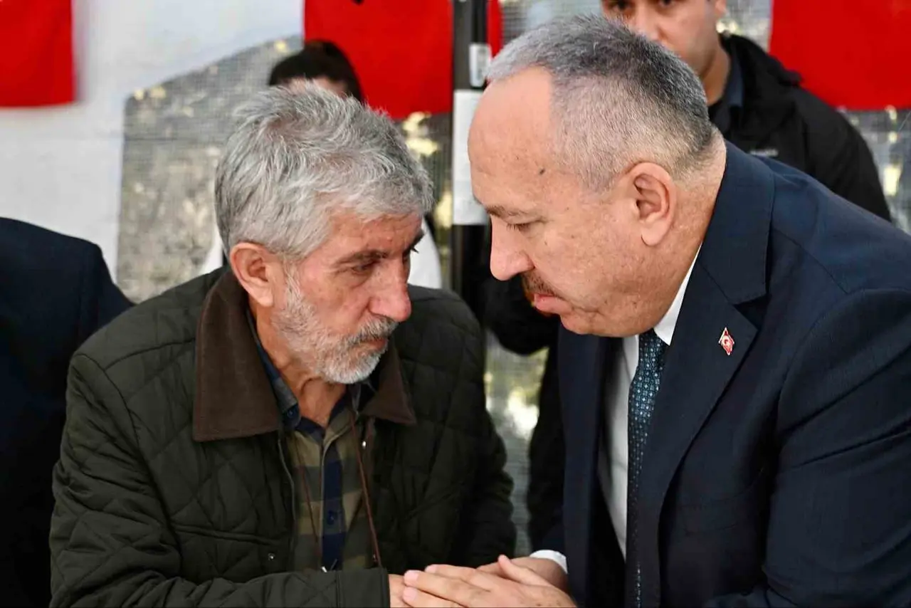 Emniyet Genel Müdürü Fidan, şehit polis Türkoğlu’nun babaevine taziye ziyaretinde bulundu