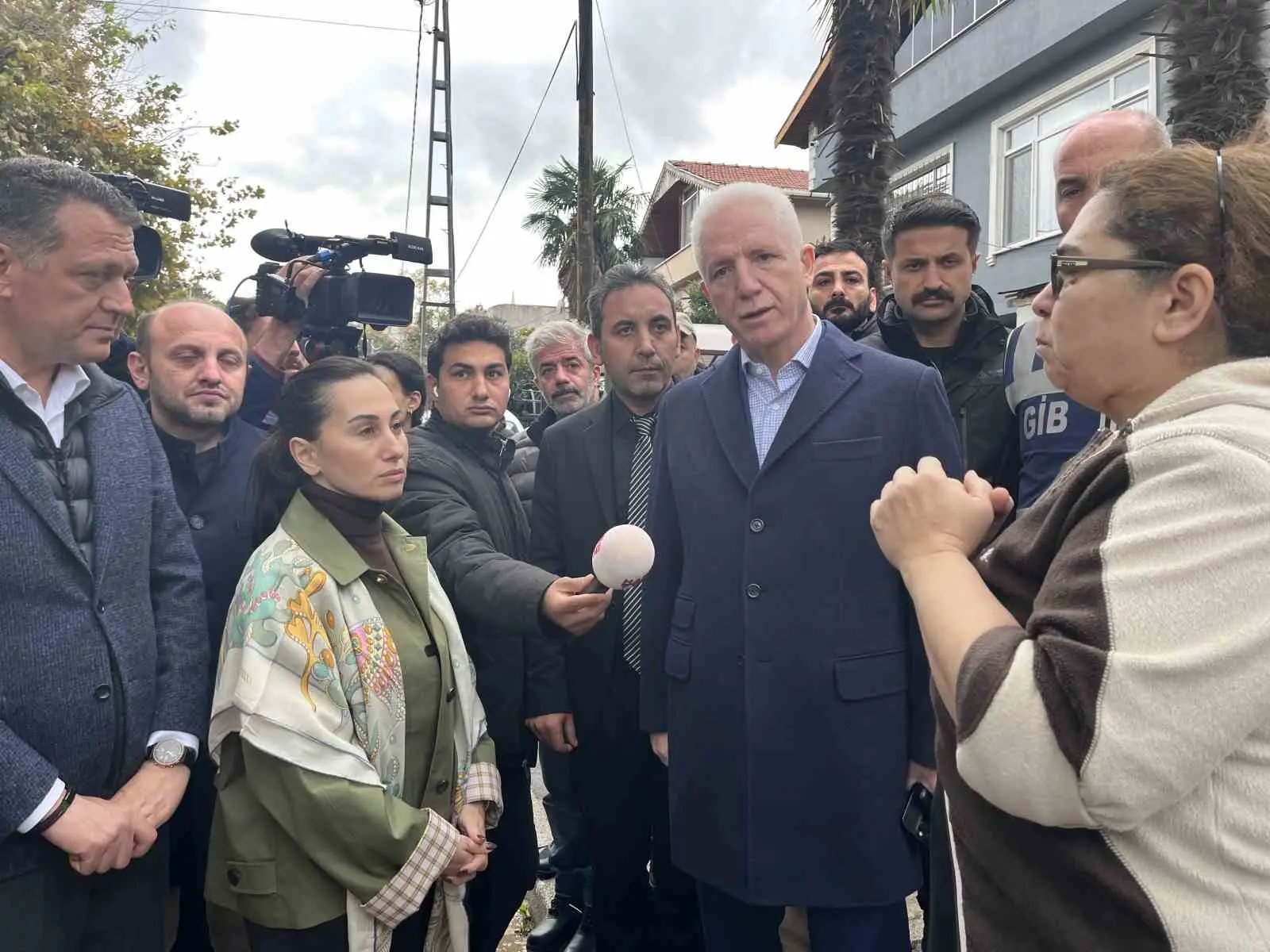 Vali Gül: "Bu cumartesi pazar hemşerilerimizin evlerinde dinlenmelerini istirham ediyoruz"