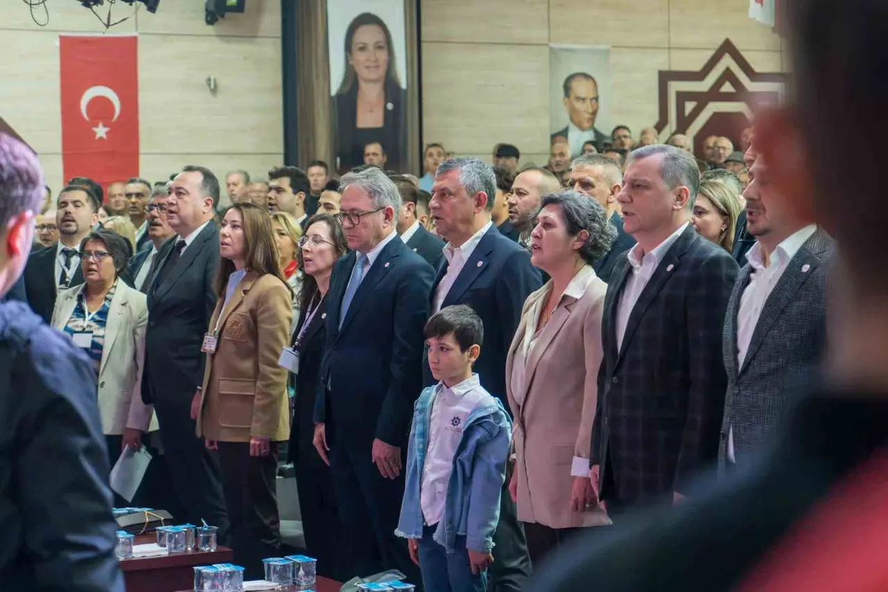 Özgür Özel’den Besim Dutlulu’nun ’parti değiştireceği’ iddialarına sert tepki