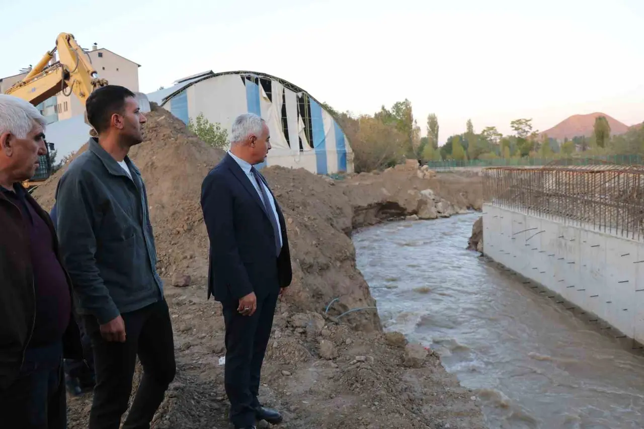 Oltu’da yeni köprülerin yapımına başlandı