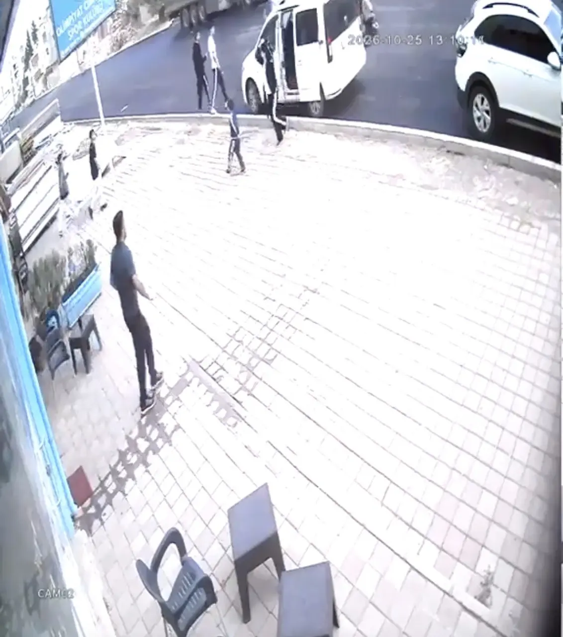 Mardin’de otomobilin çocuğa çarpma anı kamerada