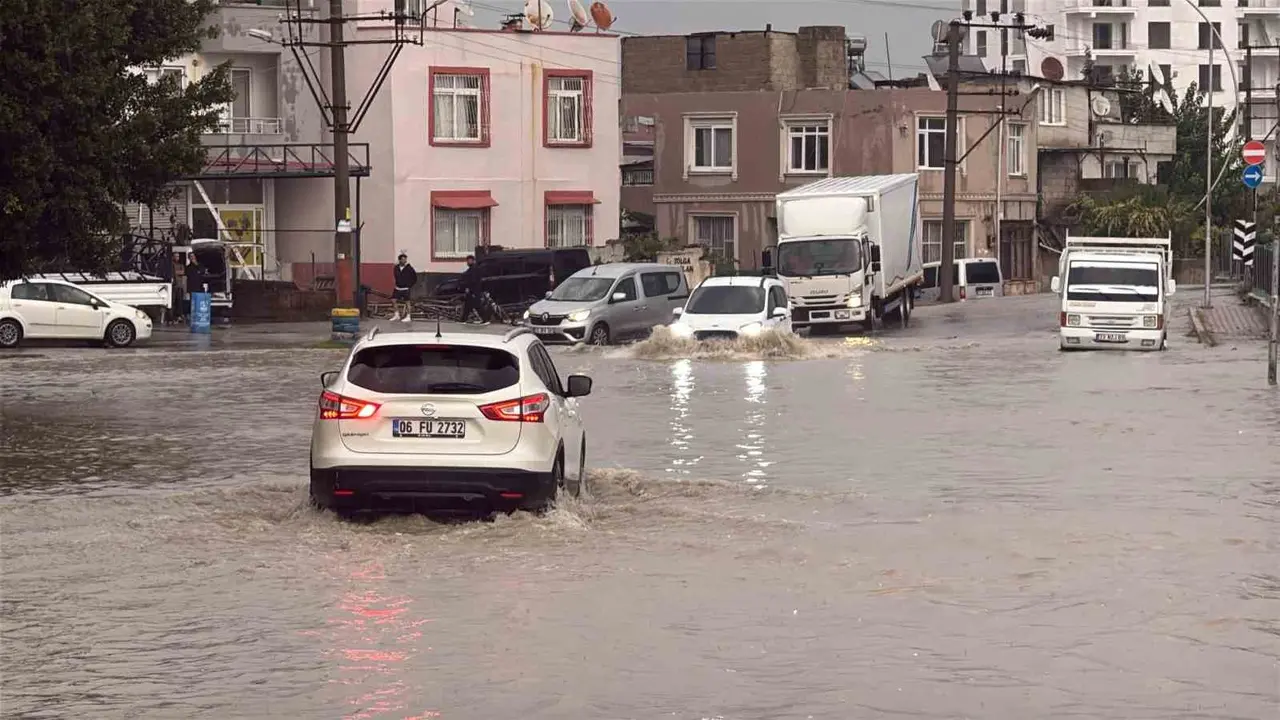 Tarsus’ta sağanak yağış hayatı olumsuz etkiledi: Yollar ve site bahçeleri su altında kaldı