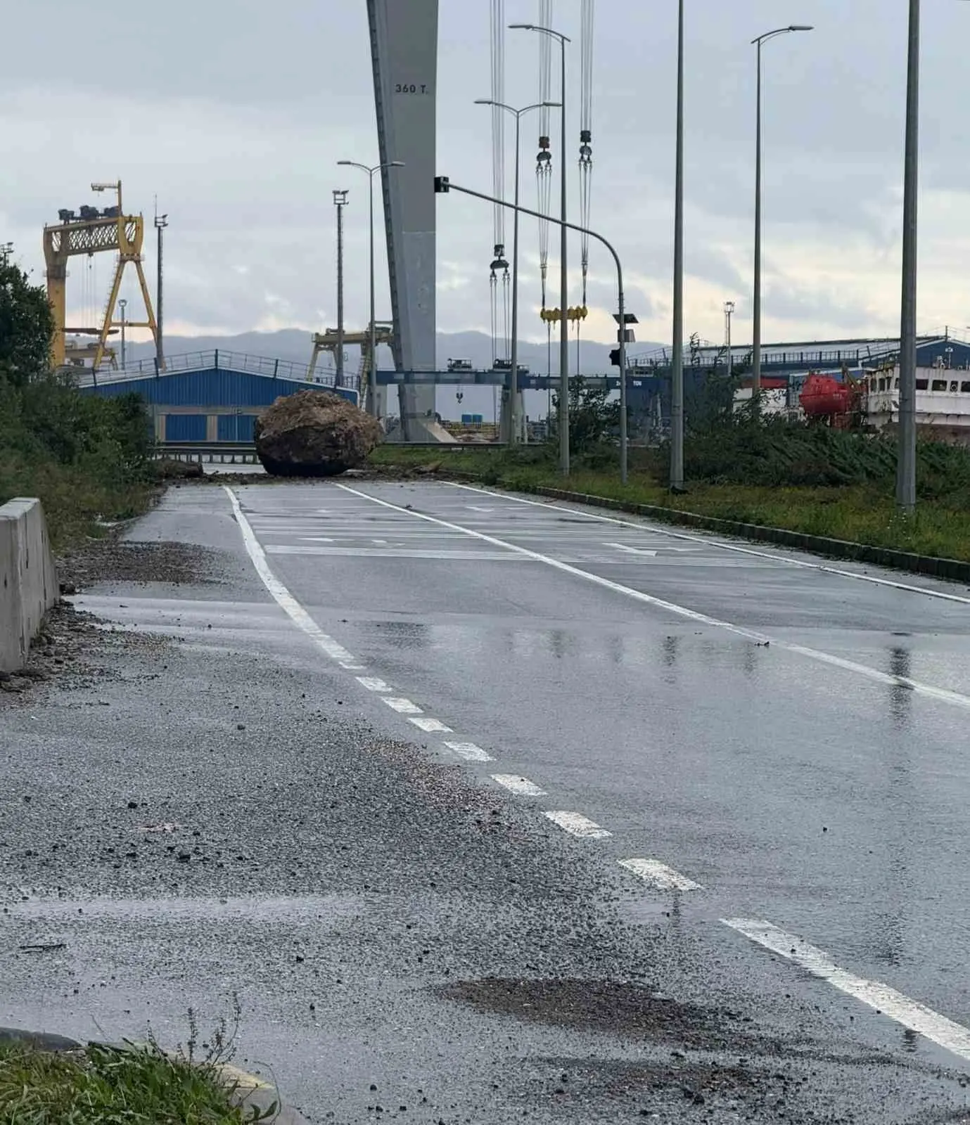 Zonguldak’ta dağdan kopan dev kaya yolu kapattı: Facianın eşiğinden dönüldü