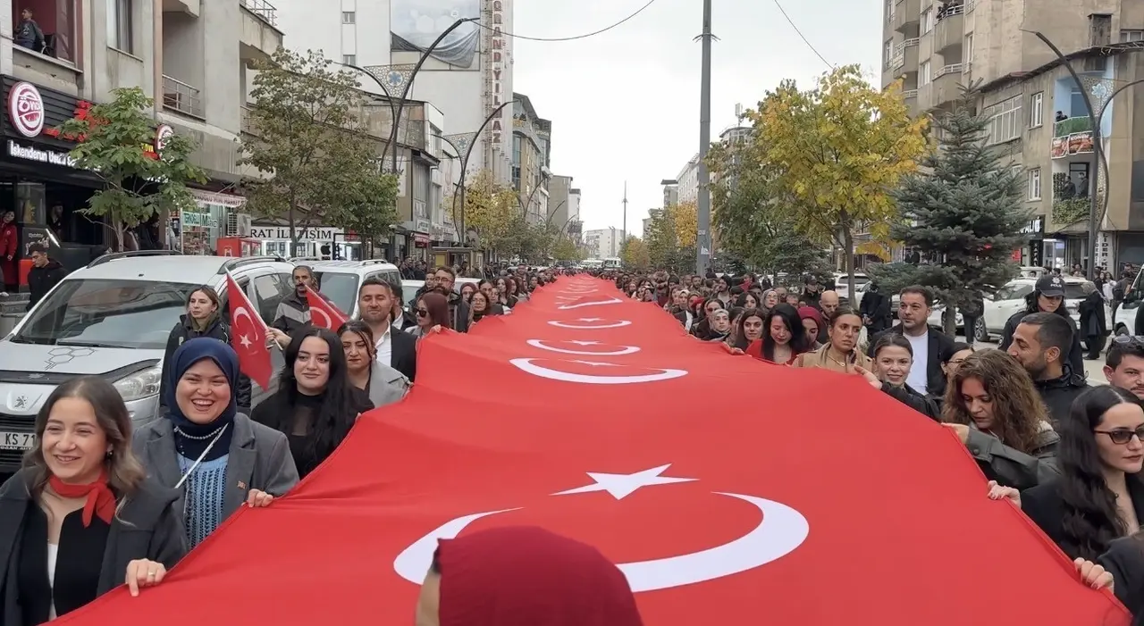 Yüksekova’da 110 metrelik dev bayrakla yürüyüş