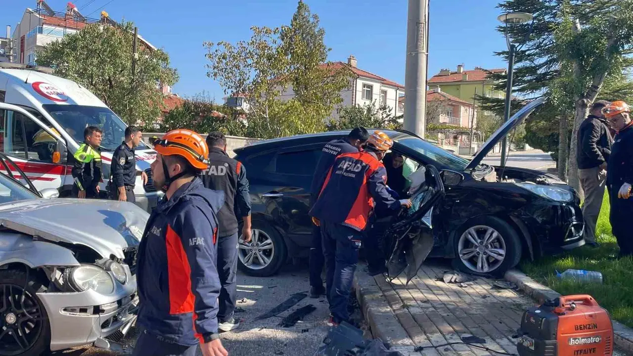Karaman’da otomobil ile cip çarpıştı: 3 yaralı
