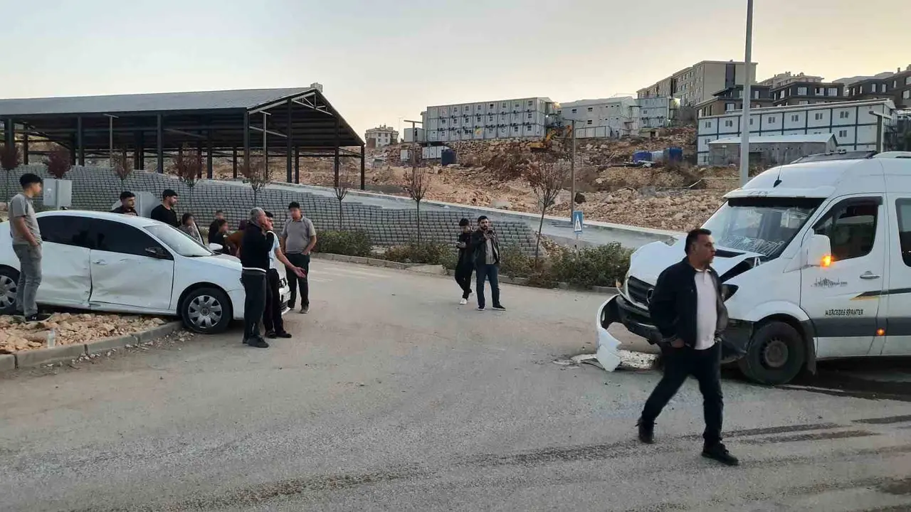 Adıyaman’da otomobil minibüsle çarpıştı: 4 yaralı