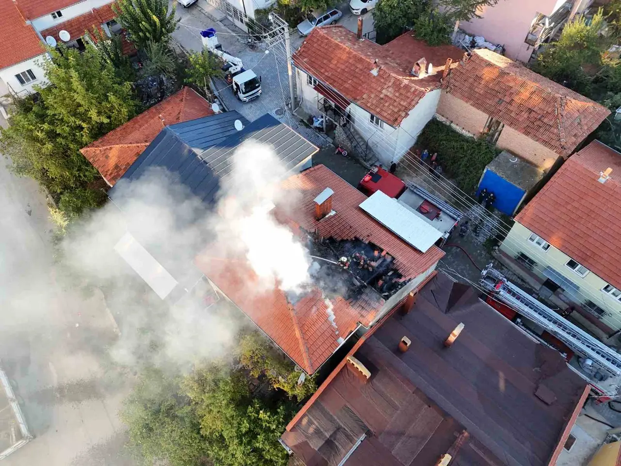Uşak’ta tek katlı evin çatısında çıkan yangın söndürüldü
