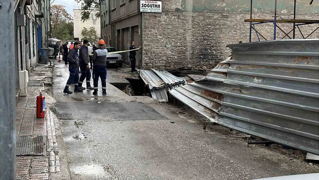 İnşaat yanında zemin çöktü doğalgaz ve su borusu patladı