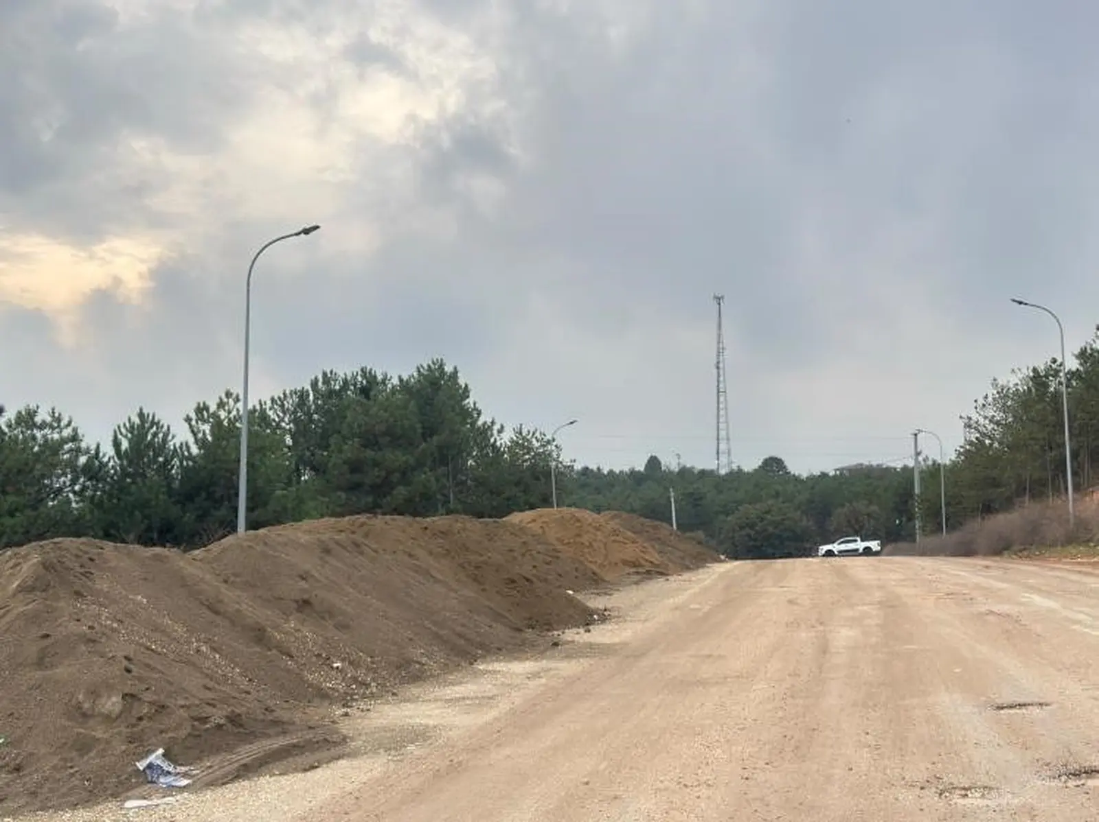 Bilecik’te yol kenarına dökülen kumlar tehlike saçıyor