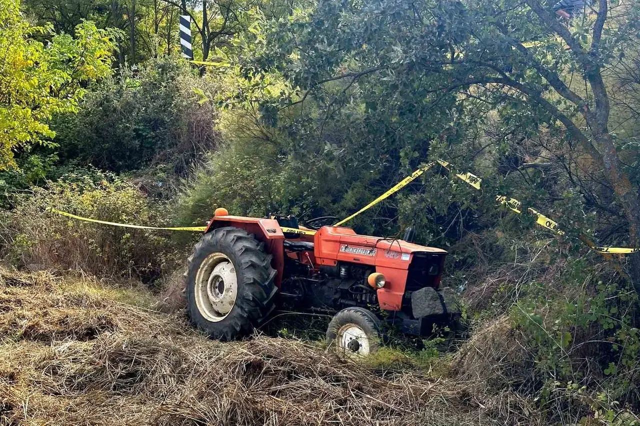 Uşak’ta traktör tarlaya devrildi: 1 ölü