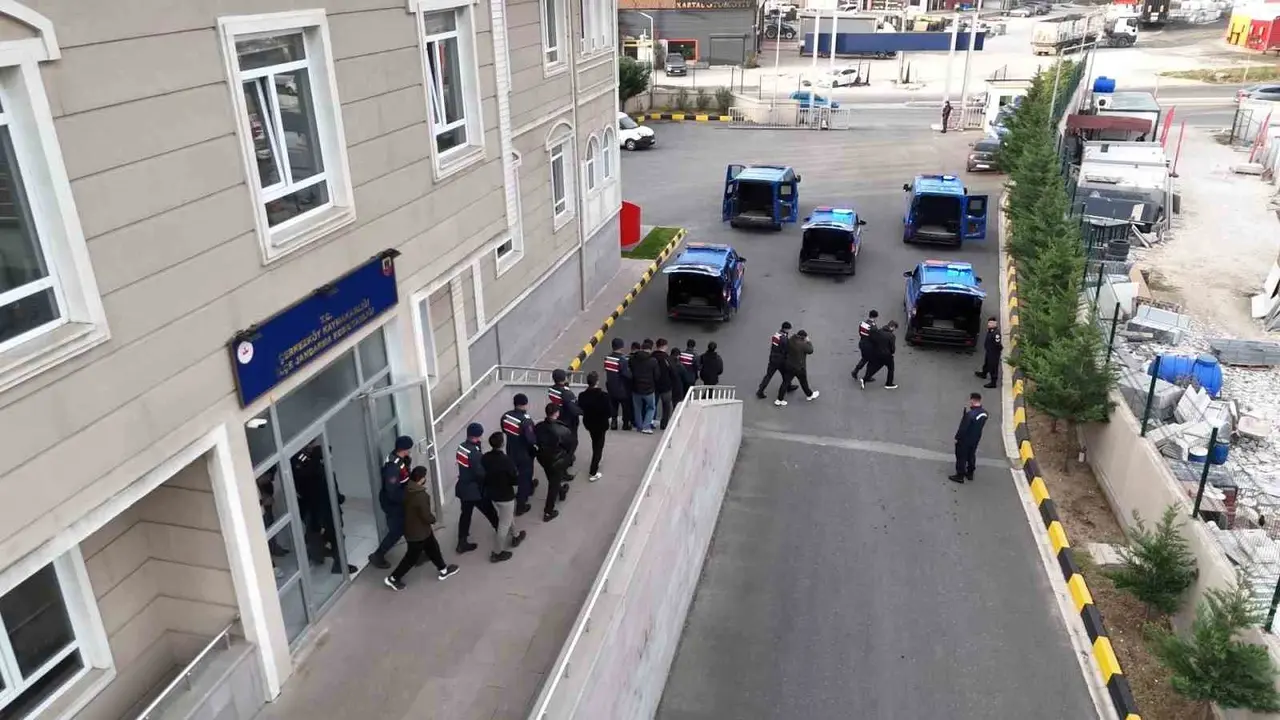 Tekirdağ merkezli 4 ilde 2,1 milyar TL’lik bahis trafiğine şafak operasyonu: 14 gözaltı