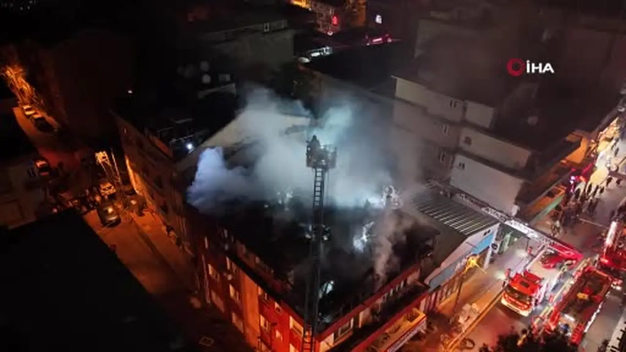 Kağıthane’de 4 katlı binanın çatısı yandı
