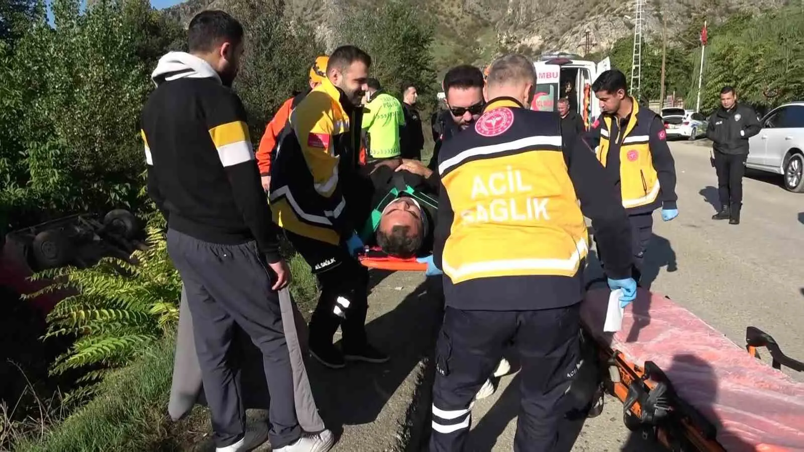 Amasya’da minibüs dereye uçtu: 9 yaralı