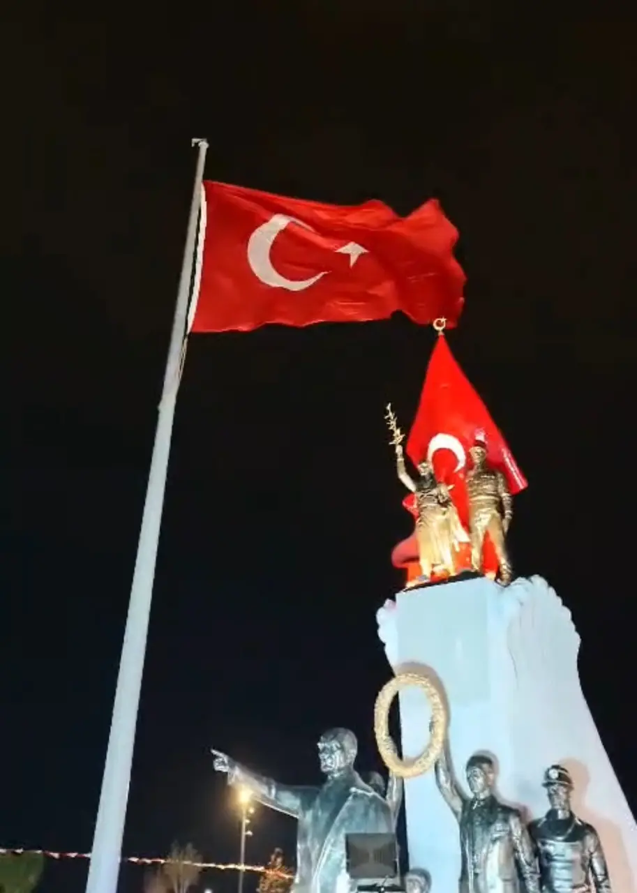 Hatay’da bayraklar fırtına nedeniyle geçici olarak indirildi