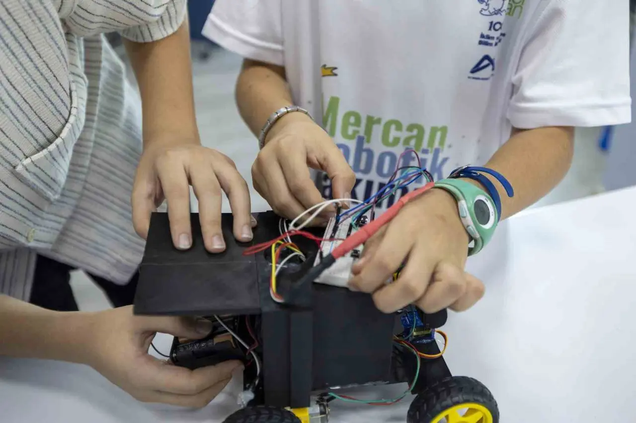 Mersinli öğrenciler robotik kodlama yarışmalarında derece elde etti