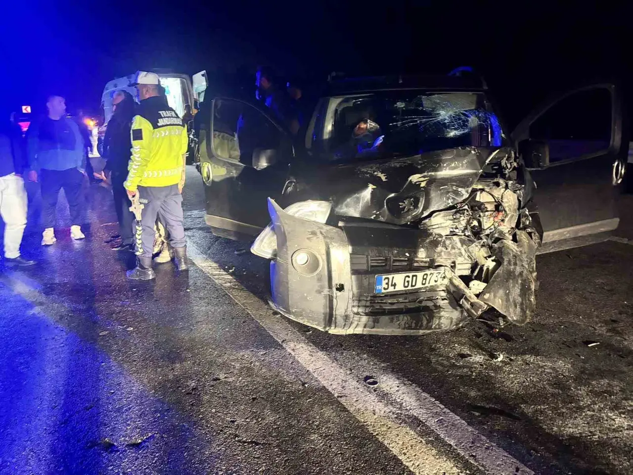 Düzce’de iki araç kafa kafaya çarpıştı: 5 yaralı