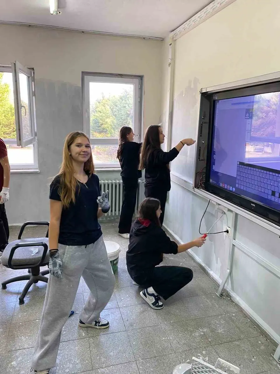 Öğrenciler sınıflarını kendi elleriyle boyadılar