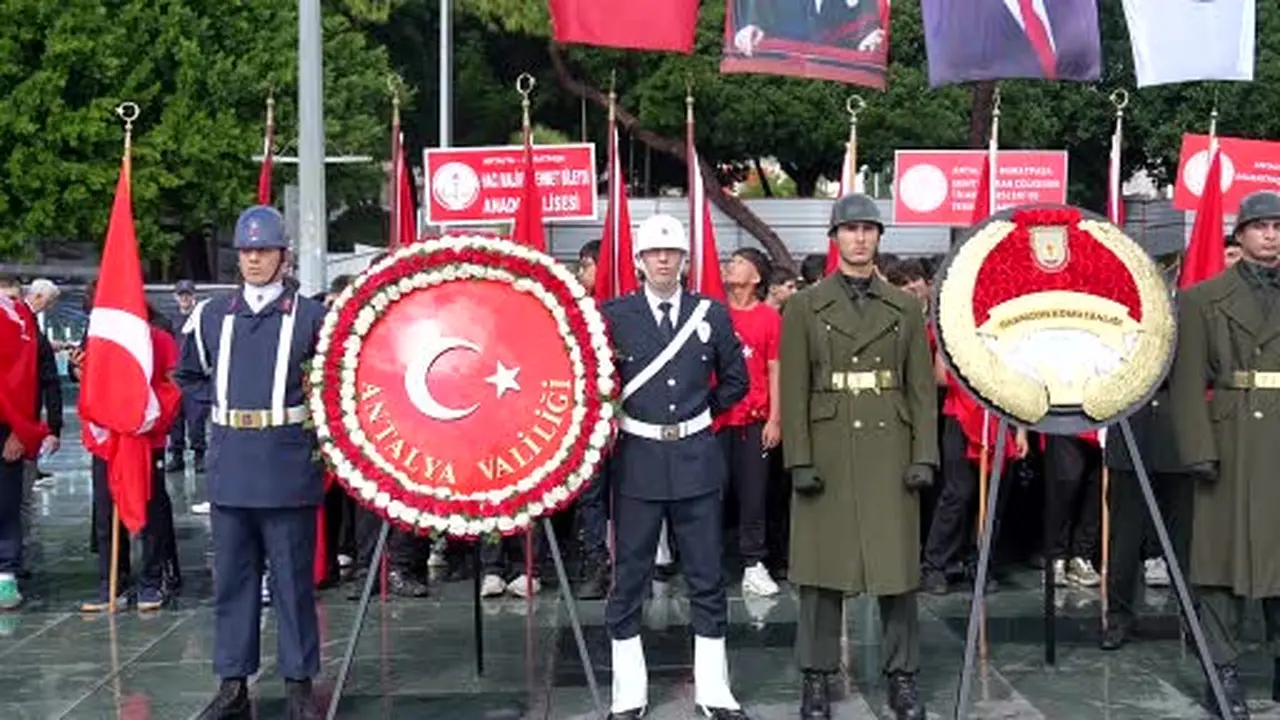 Antalya’da Cumhuriyet Bayramı kutlamaları çelenk töreniyle başladı