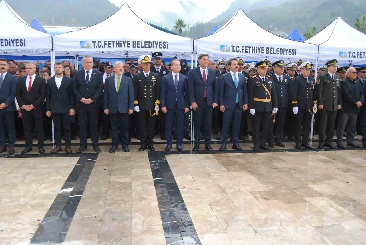 Fethiye’de Cumhuriyet Bayramı coşkusu çelenk sunma töreniyle başladı