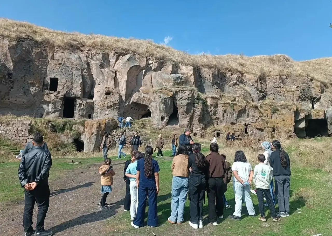 Tutaklı çocuklar Ahlat’ın tarihi mirasını keşfetti