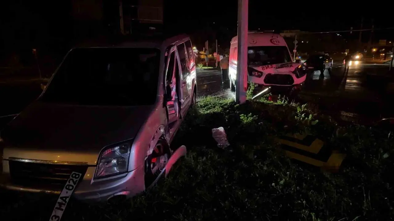 Rize’de ambulans ile hafif ticari araç çarpıştı: 5 hafif yaralı