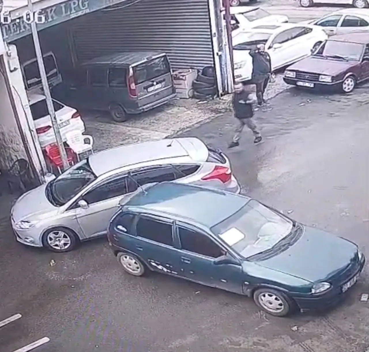 Diyarbakır’da iki aracın çarpışma anı güvenlik kamerasına yansıdı