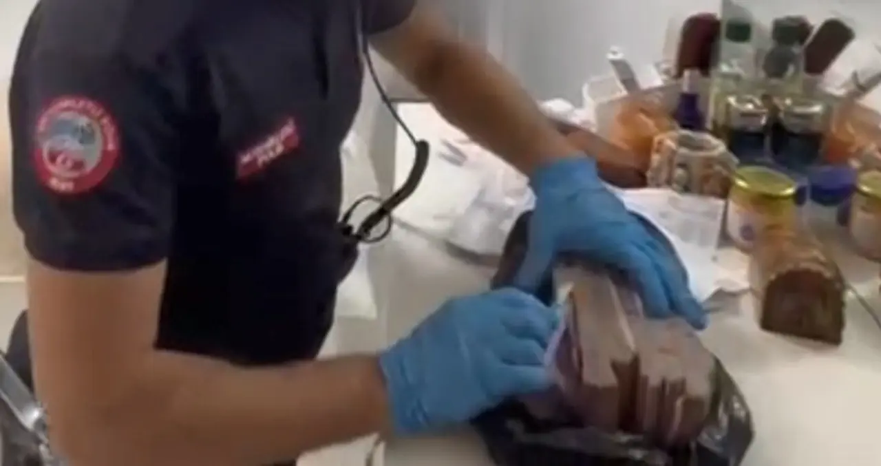 Torbacı yakalandı, deste deste para ele geçirildi