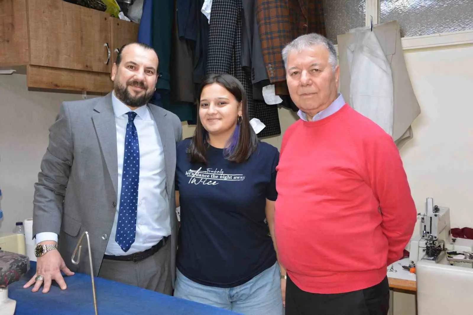 Balıkesir’de üç kuşak aynı dükkanda terzilik yapıyor