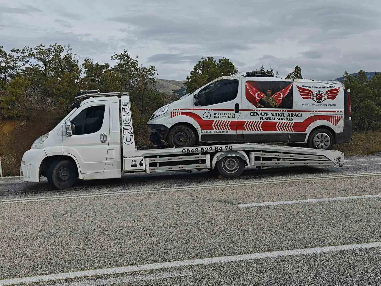 Isparta’da özel cenaze nakil aracı şarampole devrildi: 1 yaralı