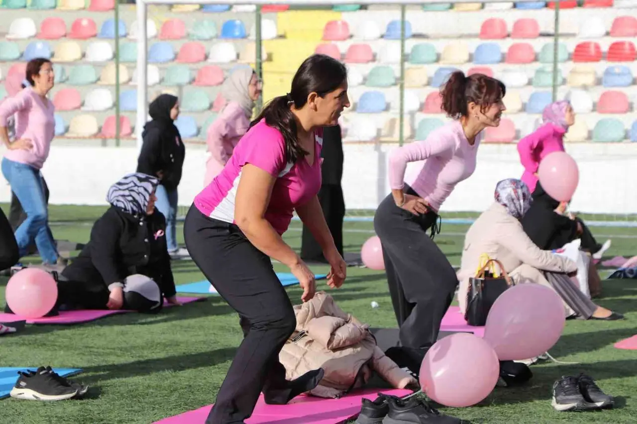 Kütahya’da "Pembe Pilates" etkinliğiyle meme kanserinde erken tanıya dikkat çekildi