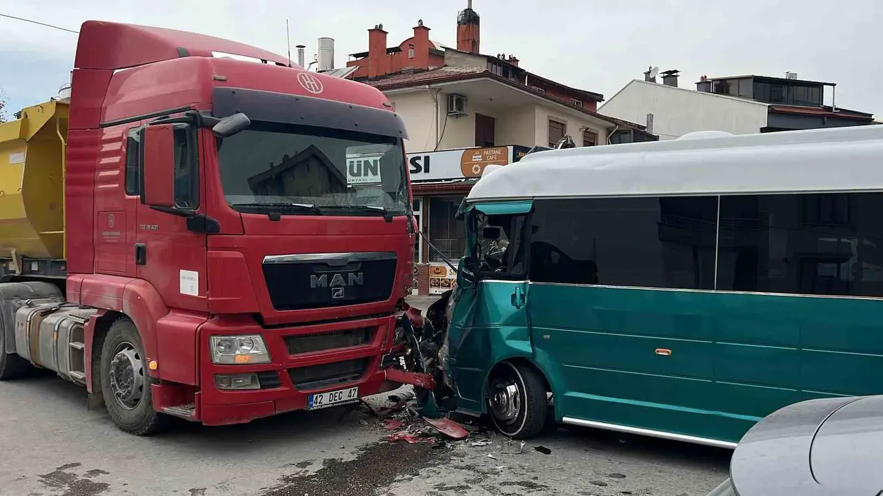Hafriyat yüklü kamyon ile minibüs çarpıştı: 10 yaralı
