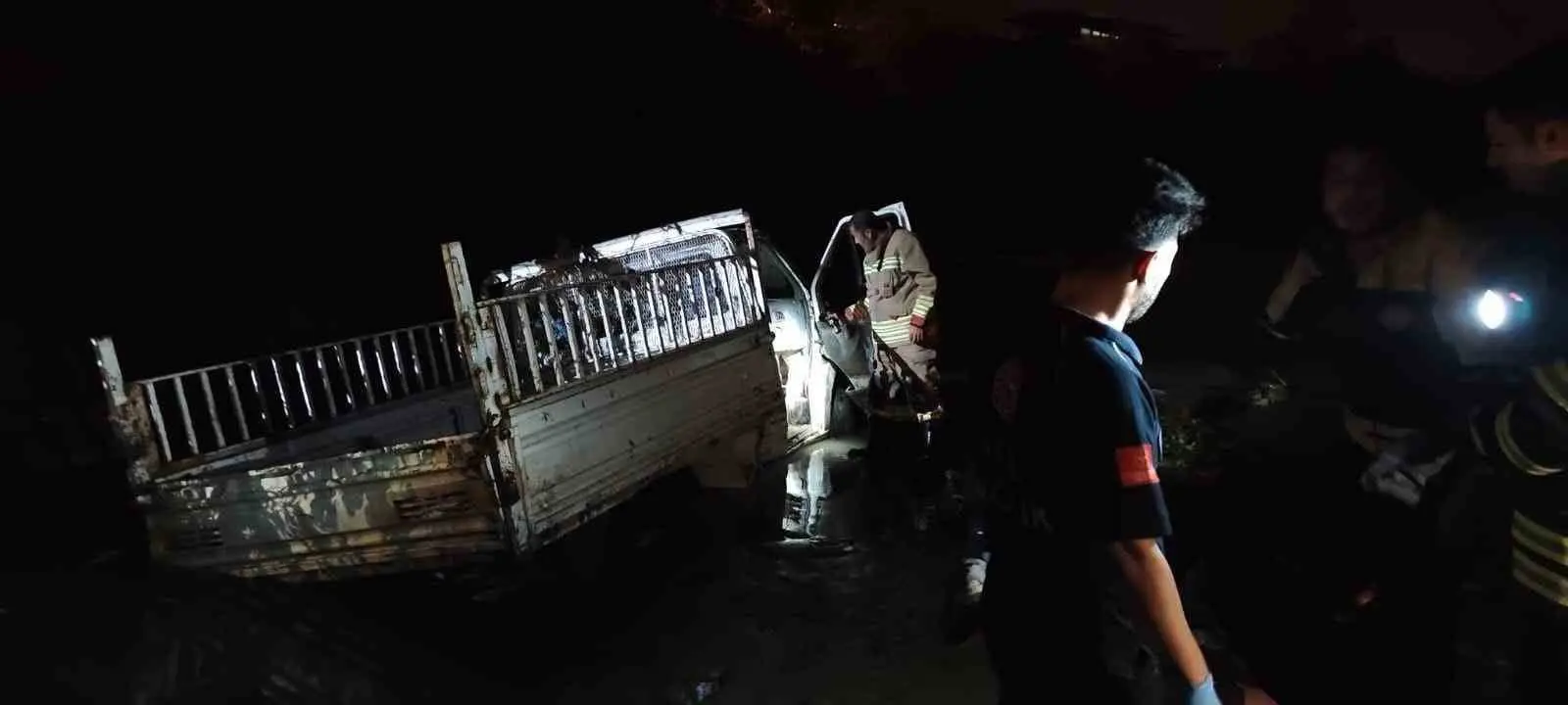 Defne’de Asi Nehri’ne düşen araçtaki 2 kişi yaralandı
