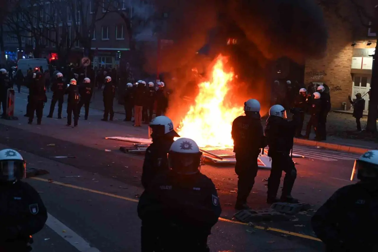 Hamburg’da zorunlu askerliğe karşı yapılan gençlik protestosu olaylı bitti