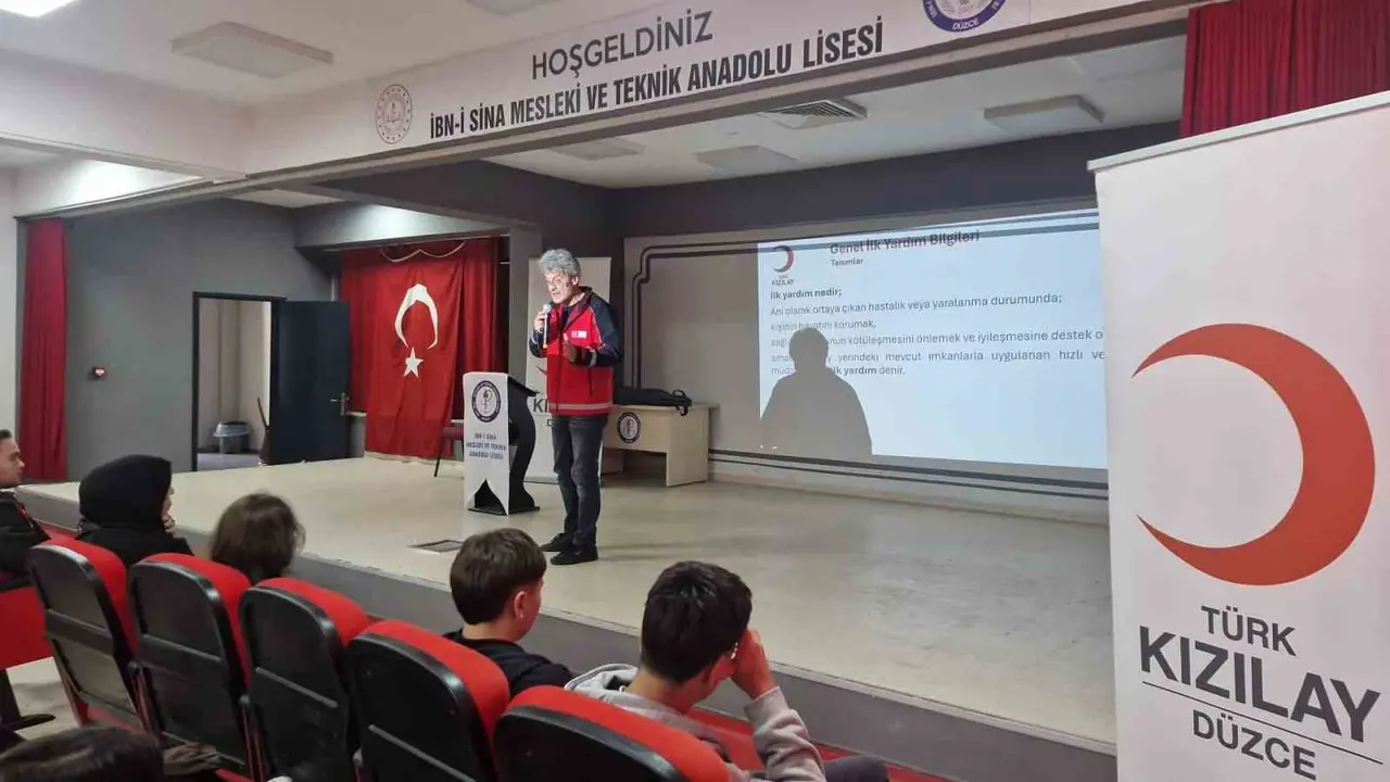 Lise öğrencilerine ilk yardım eğitimi verildi