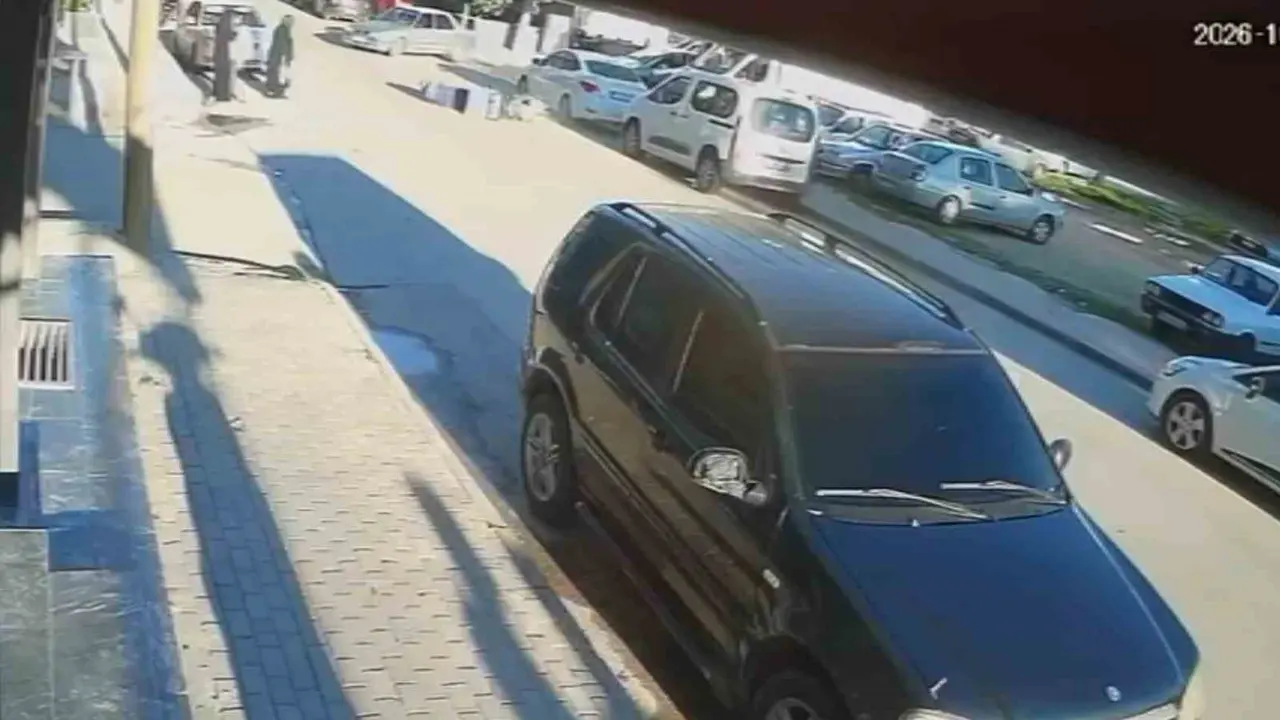 Devrilen motokurye metrelerce sürüklenip otomobile çarptı: O anlar kamerada