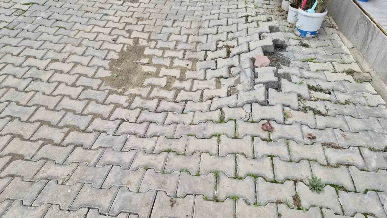 Süleymanpaşa’da bozuk sokaklar tepki çekiyor