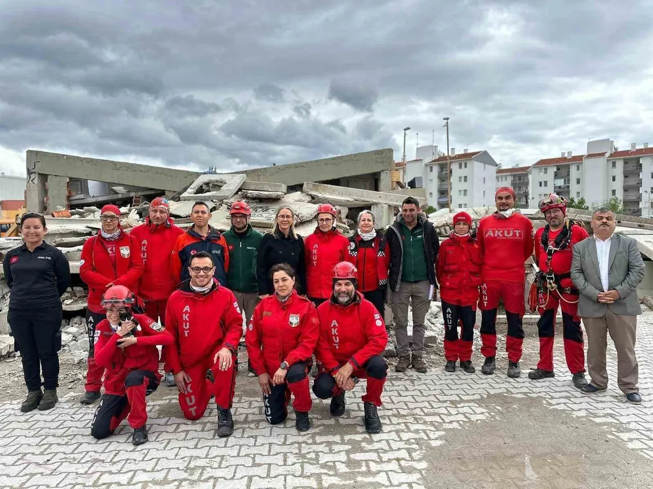 Oğlunu İzmir depreminde kaybetti, şimdi enkazda can kurtarıyor
