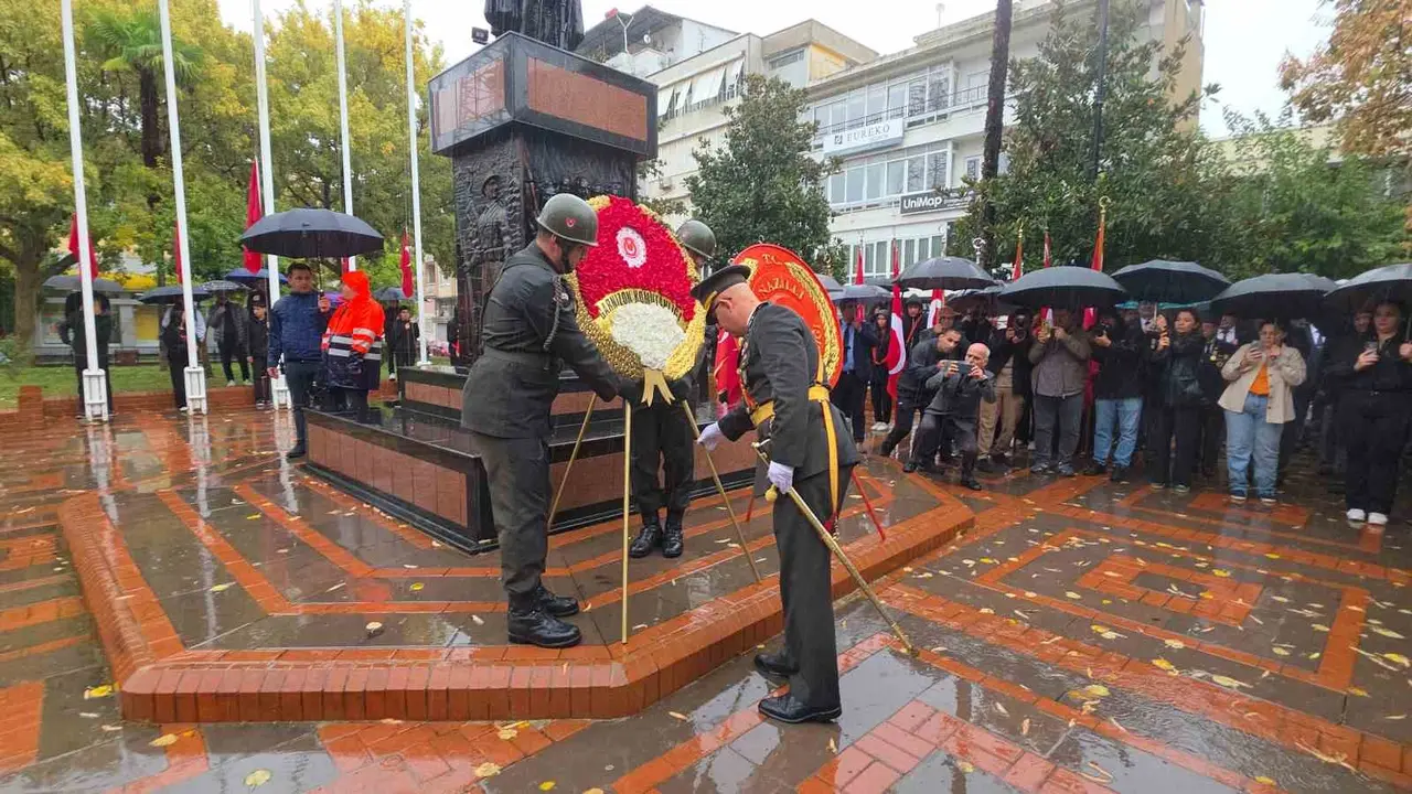 Nazilli’de çelenk sunma töreni yağmur altında yapıldı