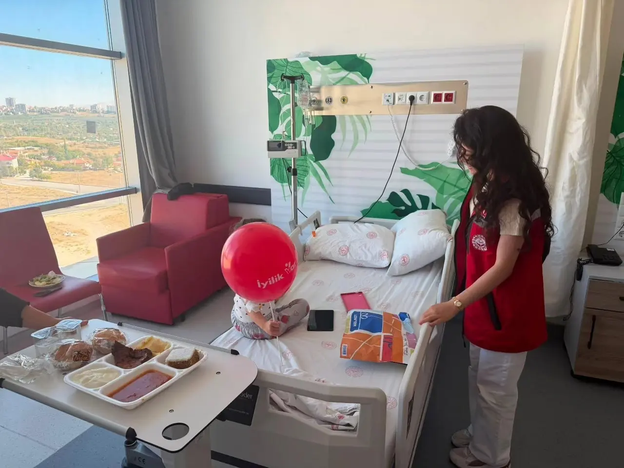 Niğde’de ’İyilik Var’ balonları çocuklara moral oldu