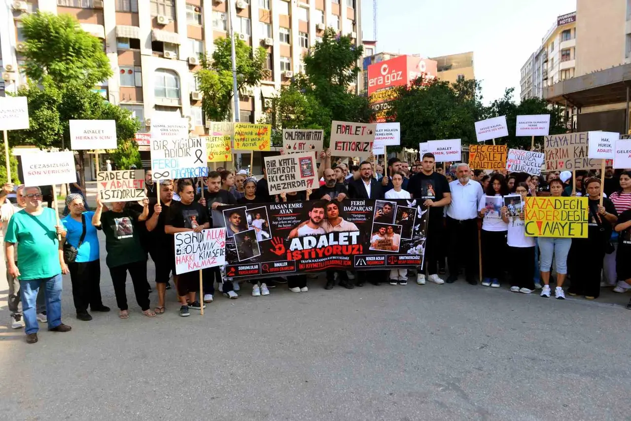 Adana’da 2 gencin ölümüne neden olan sürücünün tahliyesi protesto edildi