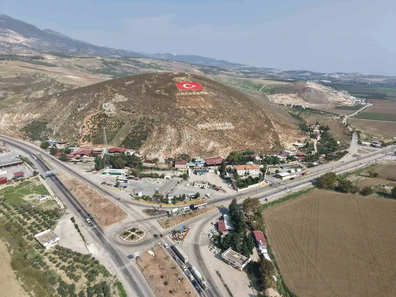 Amanosların zirvesindeki dev al bayrak yenilendi