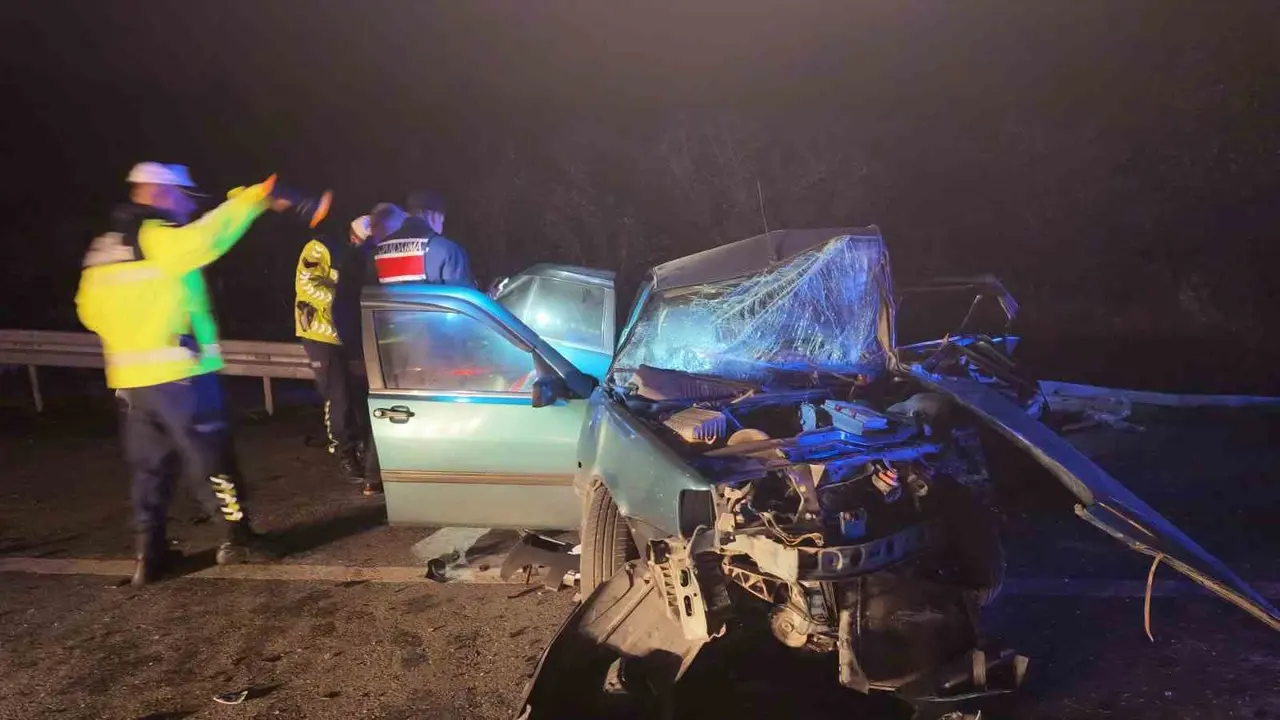 Düzce’de iki araç kafa kafaya çarpıştı: 5 yaralı