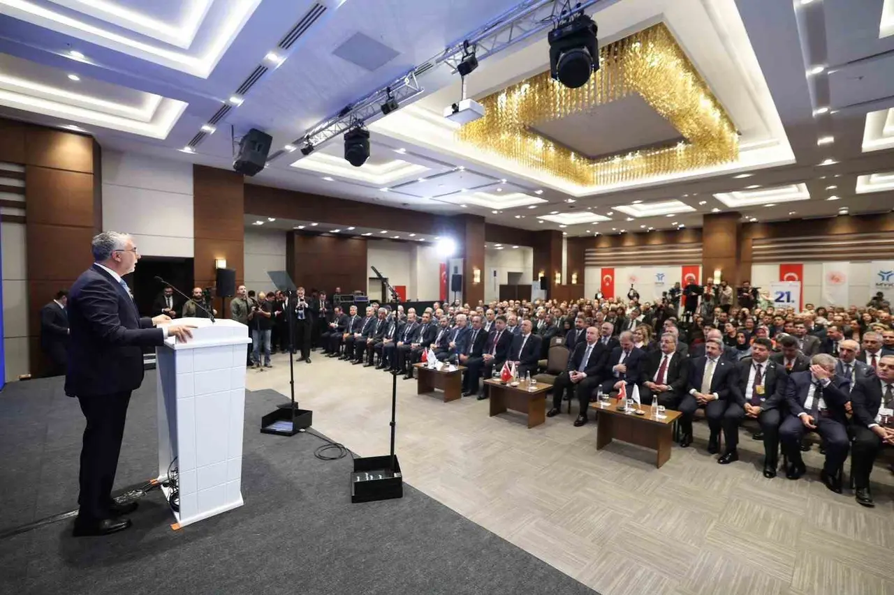Atatürk Üniversitesi, TYÇ logo kullanımında zirvedeki yerini bakan Işıkhan tarafından verilen ödülle taçlandırdı
