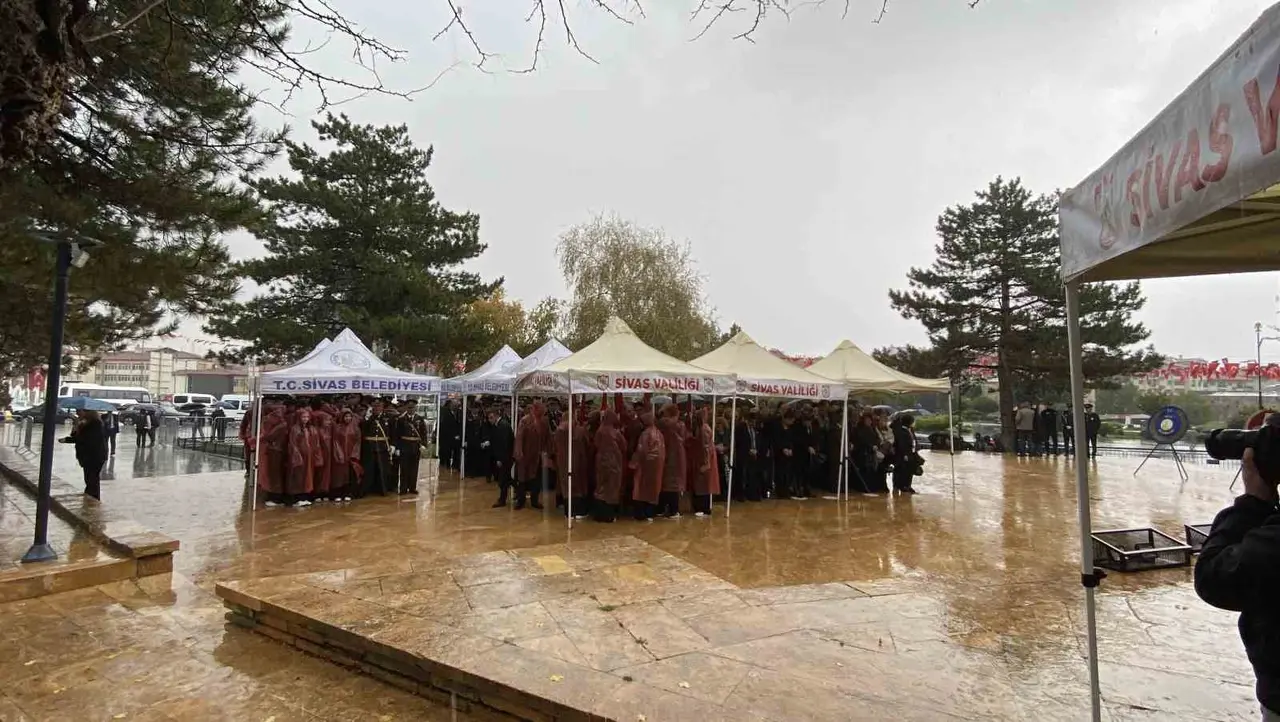 Cumhuriyetin 103. yılında yağmur altında çelenk sunuldu