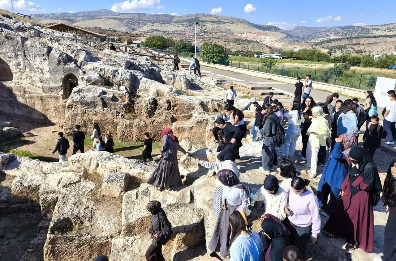 YKS’ye hazırlanan öğrencilere Perre Antik Kenti gezisi